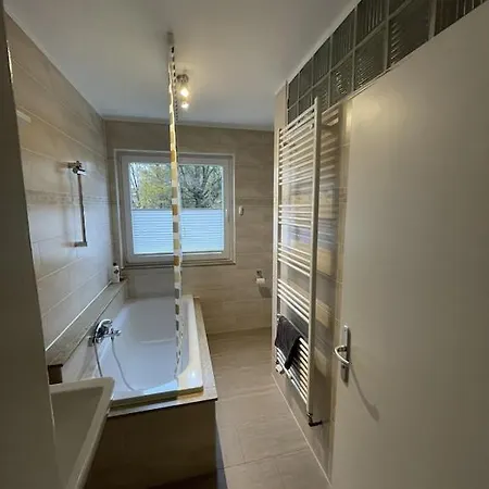Lägenhet In Zentraler Lage Naehe Bahnhof Mit 3 Schlafzimmern, Wohnzimmer, Kueche, Bad, Gaeste-wc Und Grossem Balkon, Parkplaetze Vorhanden