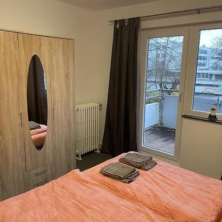 In Zentraler Lage Naehe Bahnhof Mit 3 Schlafzimmern, Wohnzimmer, Kueche, Bad, Gaeste-wc Und Grossem Balkon, Parkplaetze Vorhanden Wilhelmshaven