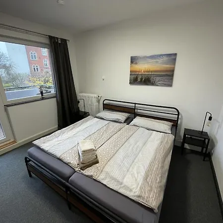 In Zentraler Lage Naehe Bahnhof Mit 3 Schlafzimmern, Wohnzimmer, Kueche, Bad, Gaeste-wc Und Grossem Balkon, Parkplaetze Vorhanden Wilhelmshaven