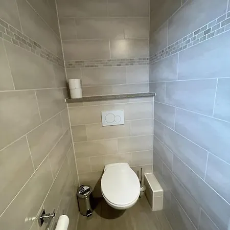 In Zentraler Lage Naehe Bahnhof Mit 3 Schlafzimmern, Wohnzimmer, Kueche, Bad, Gaeste-wc Und Grossem Balkon, Parkplaetze Vorhanden *