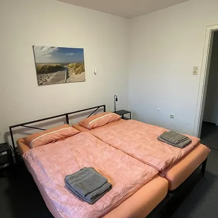 Appartement In Zentraler Lage Naehe Bahnhof Mit 3 Schlafzimmern, Wohnzimmer, Kueche, Bad, Gaeste-wc Und Grossem Balkon, Parkplaetze Vorhanden Wilhelmshaven