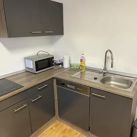 Apartment In Zentraler Lage Nähe Bahnhof Mit 3 Schlafzimmern, Wohnzimmer, Küche, Bad, Gäste-wc Und Großem Balkon, Parkplätze Vorhanden Wilhelmshaven