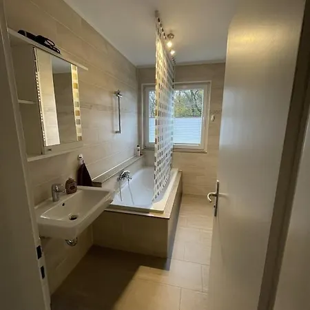 In Zentraler Lage Naehe Bahnhof Mit 3 Schlafzimmern, Wohnzimmer, Kueche, Bad, Gaeste-wc Und Grossem Balkon, Parkplaetze Vorhanden *