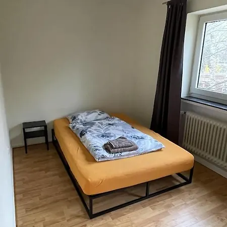 In Zentraler Lage Nähe Bahnhof Mit 3 Schlafzimmern, Wohnzimmer, Küche, Bad, Gäste-wc Und Großem Balkon, Parkplätze Vorhanden Wilhelmshaven