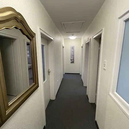 Apartment In Zentraler Lage Nähe Bahnhof Mit 3 Schlafzimmern, Wohnzimmer, Küche, Bad, Gäste-wc Und Großem Balkon, Parkplätze Vorhanden