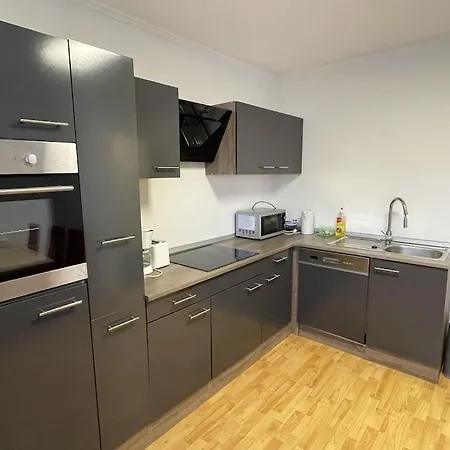 In Zentraler Lage Naehe Bahnhof Mit 3 Schlafzimmern, Wohnzimmer, Kueche, Bad, Gaeste-wc Und Grossem Balkon, Parkplaetze Vorhanden *