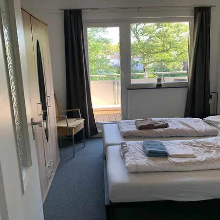 In Zentraler Lage Naehe Bahnhof Mit 3 Schlafzimmern, Wohnzimmer, Kueche, Bad, Gaeste-wc Und Grossem Balkon, Parkplaetze Vorhanden * Wilhelmshaven