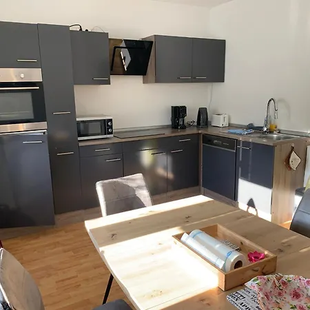 Bahnhofsnähe: Zentrale 3-zimmer Mit Balkon Apartment *