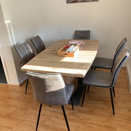 Apartment Bahnhofsnähe: Zentrale 3-zimmer Mit Balkon *