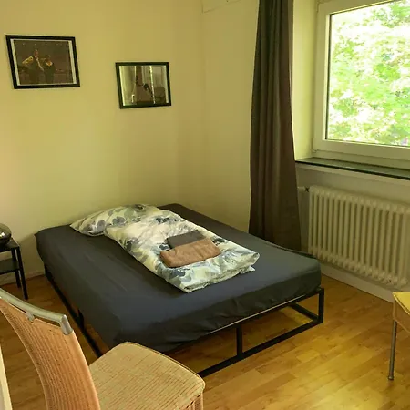 In Zentraler Lage Naehe Bahnhof Mit 3 Schlafzimmern, Wohnzimmer, Kueche, Bad, Gaeste-wc Und Grossem Balkon, Parkplaetze Vorhanden *