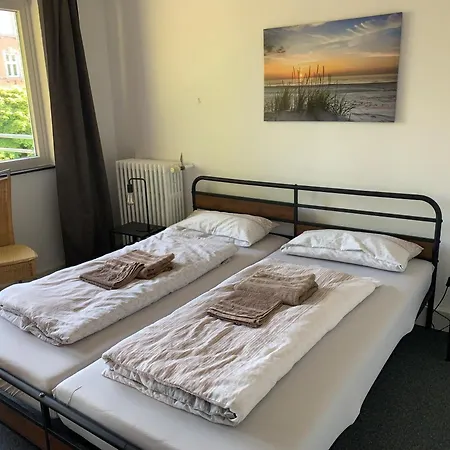 In Zentraler Lage Naehe Bahnhof Mit 3 Schlafzimmern, Wohnzimmer, Kueche, Bad, Gaeste-wc Und Grossem Balkon, Parkplaetze Vorhanden