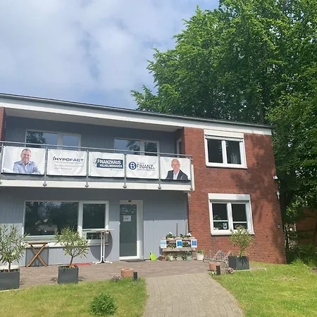 In Zentraler Lage Naehe Bahnhof Mit 3 Schlafzimmern, Wohnzimmer, Kueche, Bad, Gaeste-wc Und Grossem Balkon, Parkplaetze Vorhanden Apartament