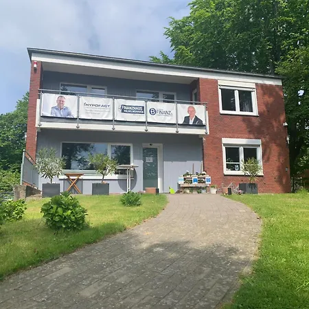 In Zentraler Lage Naehe Bahnhof Mit 3 Schlafzimmern, Wohnzimmer, Kueche, Bad, Gaeste-wc Und Grossem Balkon, Parkplaetze Vorhanden * Wilhelmshaven