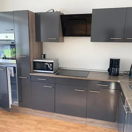 In Zentraler Lage Naehe Bahnhof Mit 3 Schlafzimmern, Wohnzimmer, Kueche, Bad, Gaeste-wc Und Grossem Balkon, Parkplaetze Vorhanden Lägenhet Wilhelmshaven