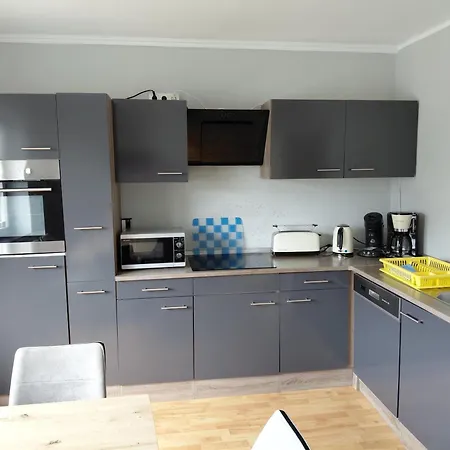 In Zentraler Lage Naehe Bahnhof Mit 3 Schlafzimmern, Wohnzimmer, Kueche, Bad, Gaeste-wc Und Grossem Balkon, Parkplaetze Vorhanden Appartement Wilhelmshaven