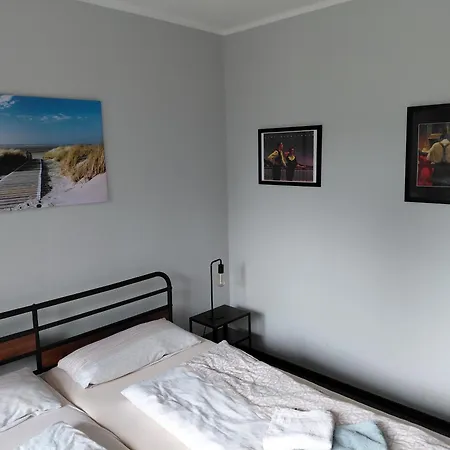 Appartement In Zentraler Lage Naehe Bahnhof Mit 3 Schlafzimmern, Wohnzimmer, Kueche, Bad, Gaeste-wc Und Grossem Balkon, Parkplaetze Vorhanden Wilhelmshaven