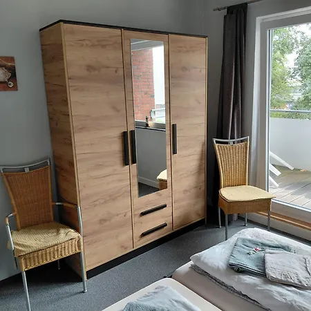 In Zentraler Lage Naehe Bahnhof Mit 3 Schlafzimmern, Wohnzimmer, Kueche, Bad, Gaeste-wc Und Grossem Balkon, Parkplaetze Vorhanden *