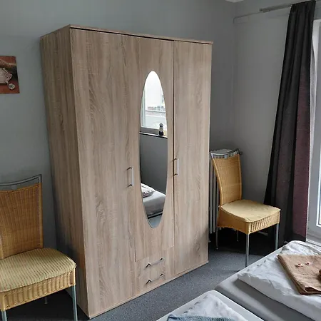 In Zentraler Lage Naehe Bahnhof Mit 3 Schlafzimmern, Wohnzimmer, Kueche, Bad, Gaeste-wc Und Grossem Balkon, Parkplaetze Vorhanden Appartement *
