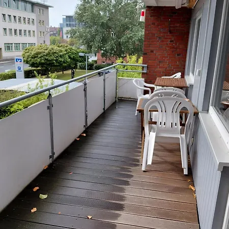 Appartement In Zentraler Lage Naehe Bahnhof Mit 3 Schlafzimmern, Wohnzimmer, Kueche, Bad, Gaeste-wc Und Grossem Balkon, Parkplaetze Vorhanden Wilhelmshaven