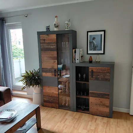 In Zentraler Lage Naehe Bahnhof Mit 3 Schlafzimmern, Wohnzimmer, Kueche, Bad, Gaeste-wc Und Grossem Balkon, Parkplaetze Vorhanden * Wilhelmshaven