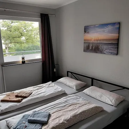 In Zentraler Lage Naehe Bahnhof Mit 3 Schlafzimmern, Wohnzimmer, Kueche, Bad, Gaeste-wc Und Grossem Balkon, Parkplaetze Vorhanden Appartement Wilhelmshaven