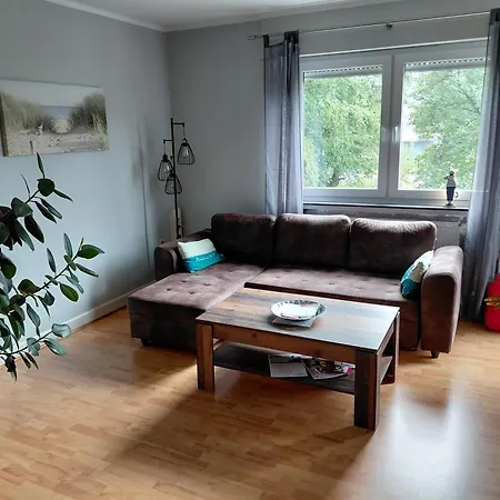 In Zentraler Lage Naehe Bahnhof Mit 3 Schlafzimmern, Wohnzimmer, Kueche, Bad, Gaeste-wc Und Grossem Balkon, Parkplaetze Vorhanden Wilhelmshaven